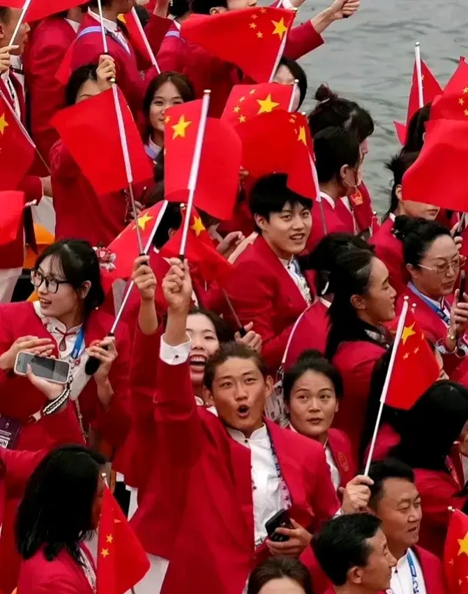 澳大利亚队员飘扬国旗，感动现场观众