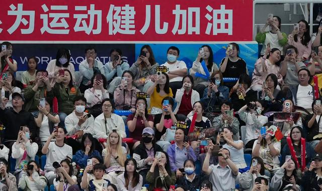 赛场上球员们的拼搏精神感染观众 赛场上球员们的拼搏精神感染观众